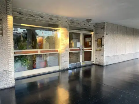 Departamento 3 ambientes a refaccionar con cochera