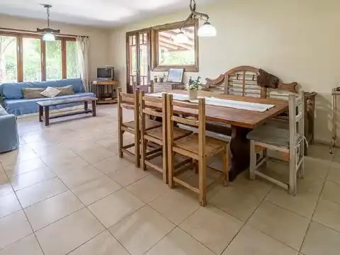 Casa 8 ambientes con 3 baños