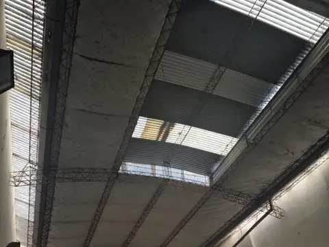 EXCELENTE LOCAL SOBRE AVENIDA Y SALIDA A DOS CALLES