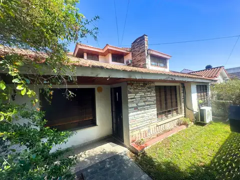 Casa 6 ambientes con 2 baños