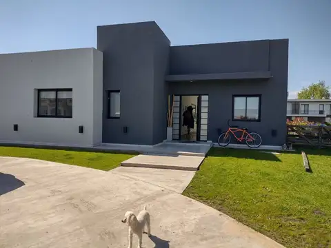 CASA VENTA CON PISCINA BARRIO LOS TALAS, EZEIZA