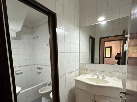 Casa en Alquiler con 1 cochera