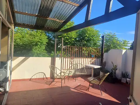 AMPLIO PH DE 4 AMBIENTES 165 M2 TOTALES  CON ENTRADA INDEPENDIENTE 1 POR ESCALERA TERRAZA QUINCHO