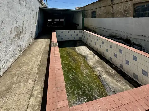 Casa 8 ambientes con 2 baños