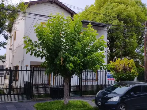 CASA EN MUY BUENA UBICACION CON AMBIENTES AMPLIOS.P.B.