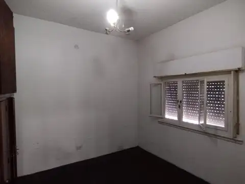 CASA EN MUY BUENA UBICACION CON AMBIENTES AMPLIOS.P.B.