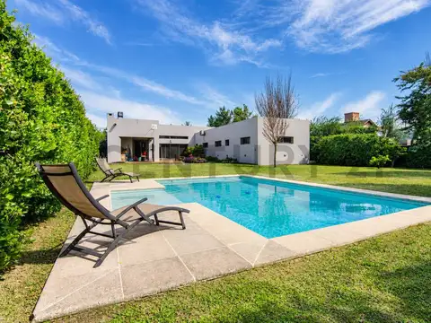 VENTA Casa 3 dormitorios + comodin con Jardín, Quincho y Pileta en Aldea, Fisher