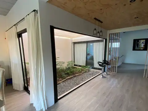 Casa en Alquiler con 2 cocheras