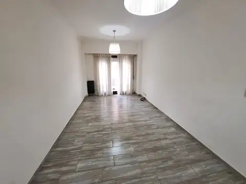 Venta Departamento 3 ambientes con Balcón y Patio. Zona Plaza Mitre