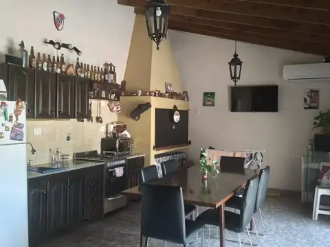 Casa 6 ambientes con 2 baños