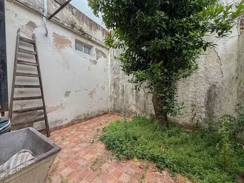Venta PH monoambiente Villa Urquiza con patio a reciclar
