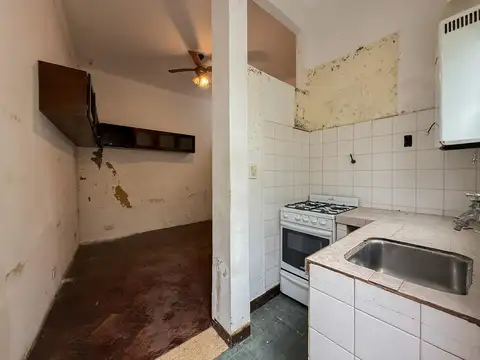 Venta PH monoambiente Villa Urquiza con patio a reciclar