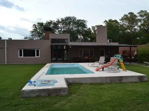 VENTA CASA de 5 AMB en la localidad  20 de  Junio