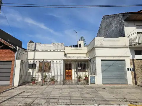 CASA  3 AMB. CON GARAGE Y FONDO VILLA LUZURIAGA