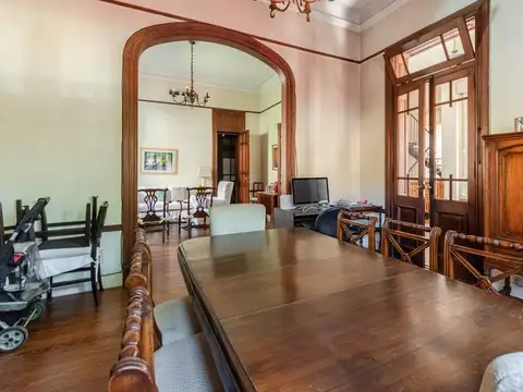 Casa 8 ambientes con 5 baños