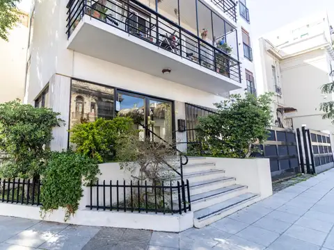 Venta Piso 3 ambientes con dep o escritorio, balcón vista abierta, cochera y baulera en Belgrano R