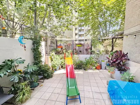 Tres ambientes con balcón terraza, quincho y cochera,