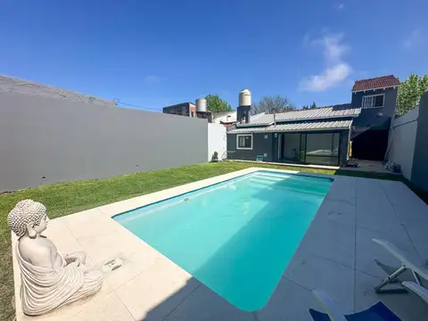 Venta Casa 4 ambientes Boulogne con pileta y jardin