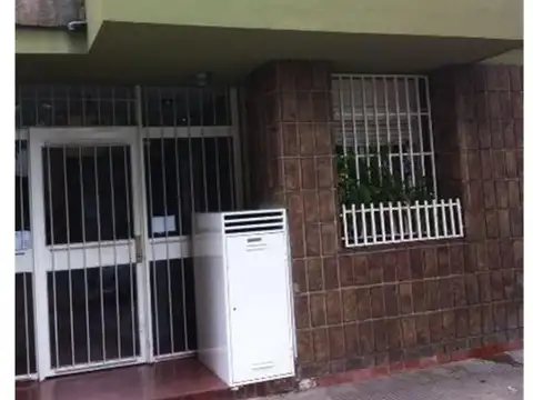 Dpto un dormitorios con balcón al frente, y un comodin