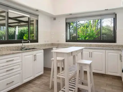 Casa en Venta con 2 cocheras
