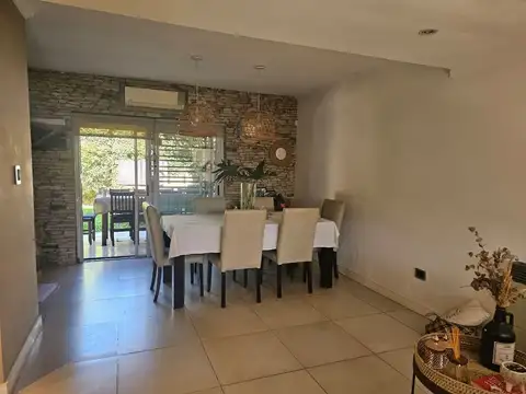 CASA 4 AMBIENTES VENTA PARQUE LELOIR JARDIN PILETA