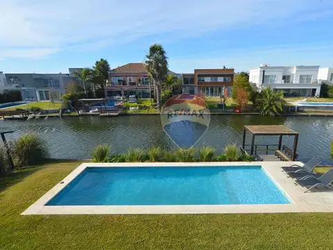 Casa en Alquiler con 2 cocheras