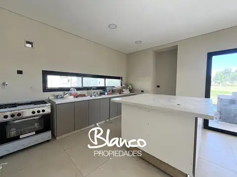 Casa 4 ambientes con 3 baños