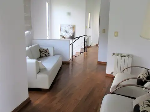 Casa 7 ambientes con 4 baños