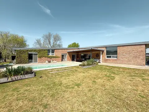 Casa de 3 dormitorios con gran diseño y pileta en Barrio Cerrado Puerto Roldan