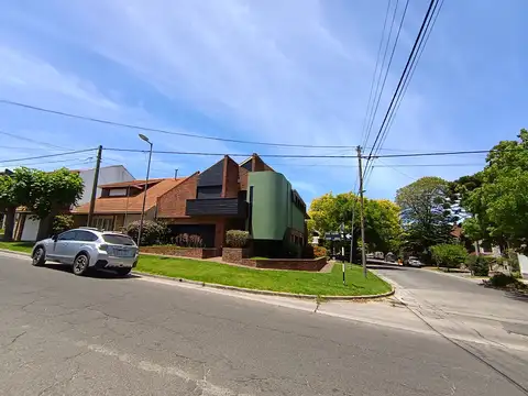 VENDO CASA EN BARRIO SAN CARLOS DESARROLLADA EN DOS PLANTAS.-