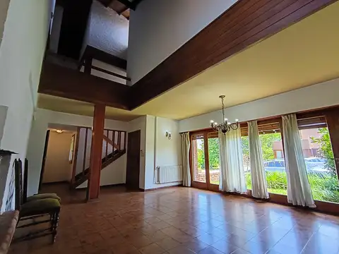 VENDO CASA EN BARRIO SAN CARLOS DESARROLLADA EN DOS PLANTAS.-