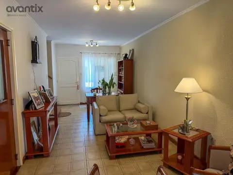 Casa 6 ambientes con 2 baños
