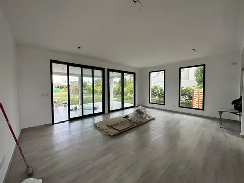 Casa en Venta en Pilar del Este - Santa Emilia, USD 187.000