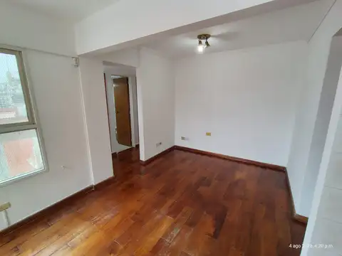 DPTO 2 DORMITORIOS CON BALCON CORRIDO A LA CALLE.