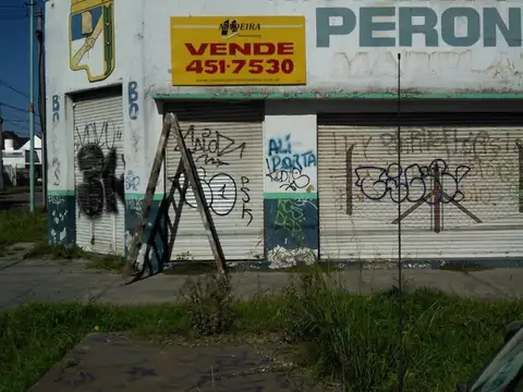 Lote en esquina con propiedad a demoler