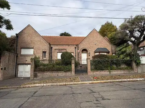 Importante Chalet en venta sobre un lote de 17x19 en Quilmes Centro