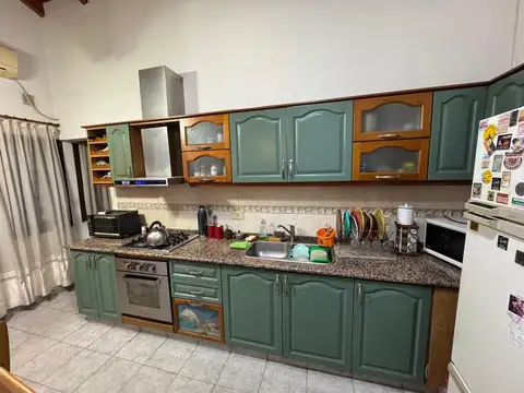 Casa 8 ambientes con 2 baños