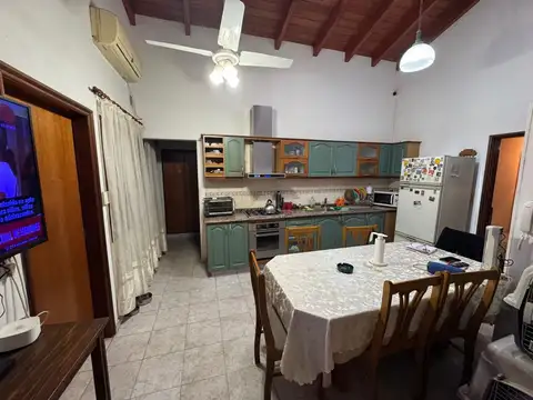 Casa en Venta con 3 cocheras