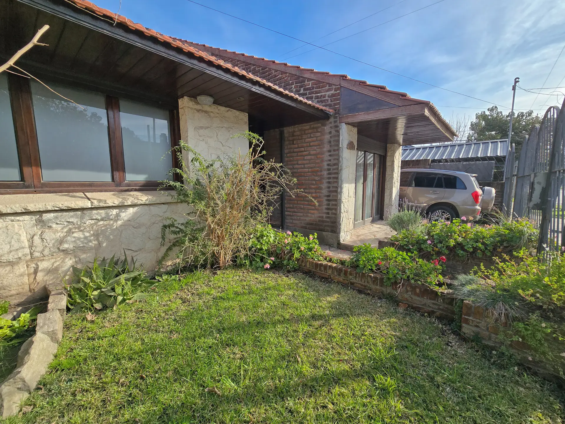 Chalet 5 amb. con garage triple y patio - Strobel y J. V. González