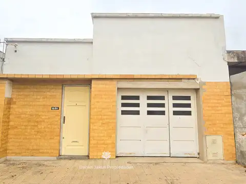 Venta  Casa  Ubicada En Calle 49 Entre 28 Y 29 - 2 Dormitorios - Cochera - Todo En Planta Baja