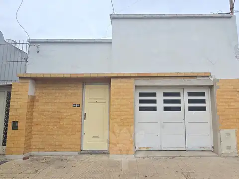 Venta - Casa Apto Banco - Ubicada En Calle 49 Entre 28 Y 29 - 2 Dormitorios - Cochera - Todo En Planta Baja