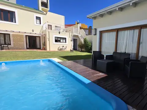 Casa 4 dormitorios con pileta - Centro