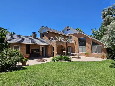 Casa 5 ambientes con 5 baños