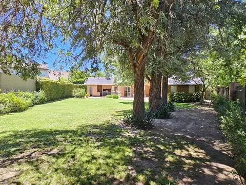 GRAN CHALET EN 620 M2 DE LOTE - 3 DORM EN SUITE - ESCRITORIO