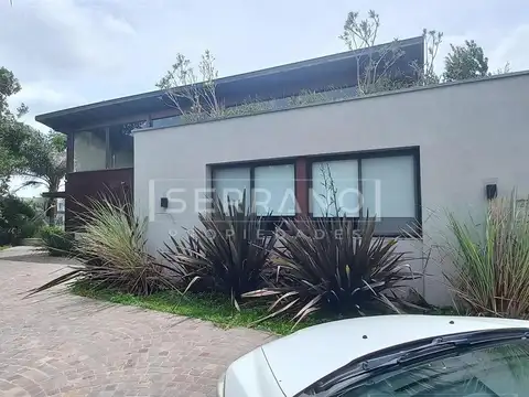 Venta Casa 4 ambientes con pileta a la laguna en el Canton Norte Escobar.