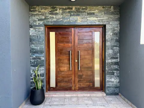 Casa en Venta con 3 cocheras