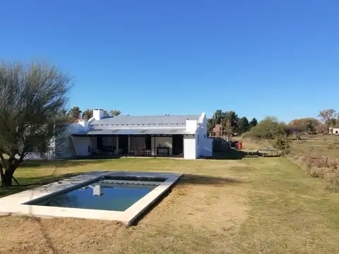 Casa Quinta en Duggan con Vista al Campo, Pileta y Casa de H