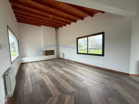CASA EN VENTA VALLE DEL GOLF TRES DORMITORIOS Y PISCINA