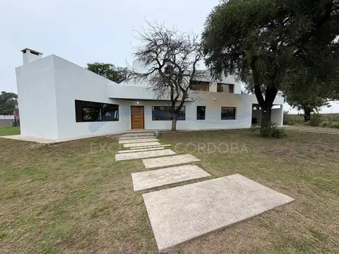 CASA EN VENTA VALLE DEL GOLF TRES DORMITORIOS Y PISCINA