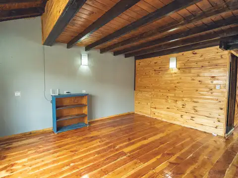 VENTA. APTO CRÉDITO.  CASA 4 AMBIENTES. LUMINOSA. LOTE EN ESQUINA